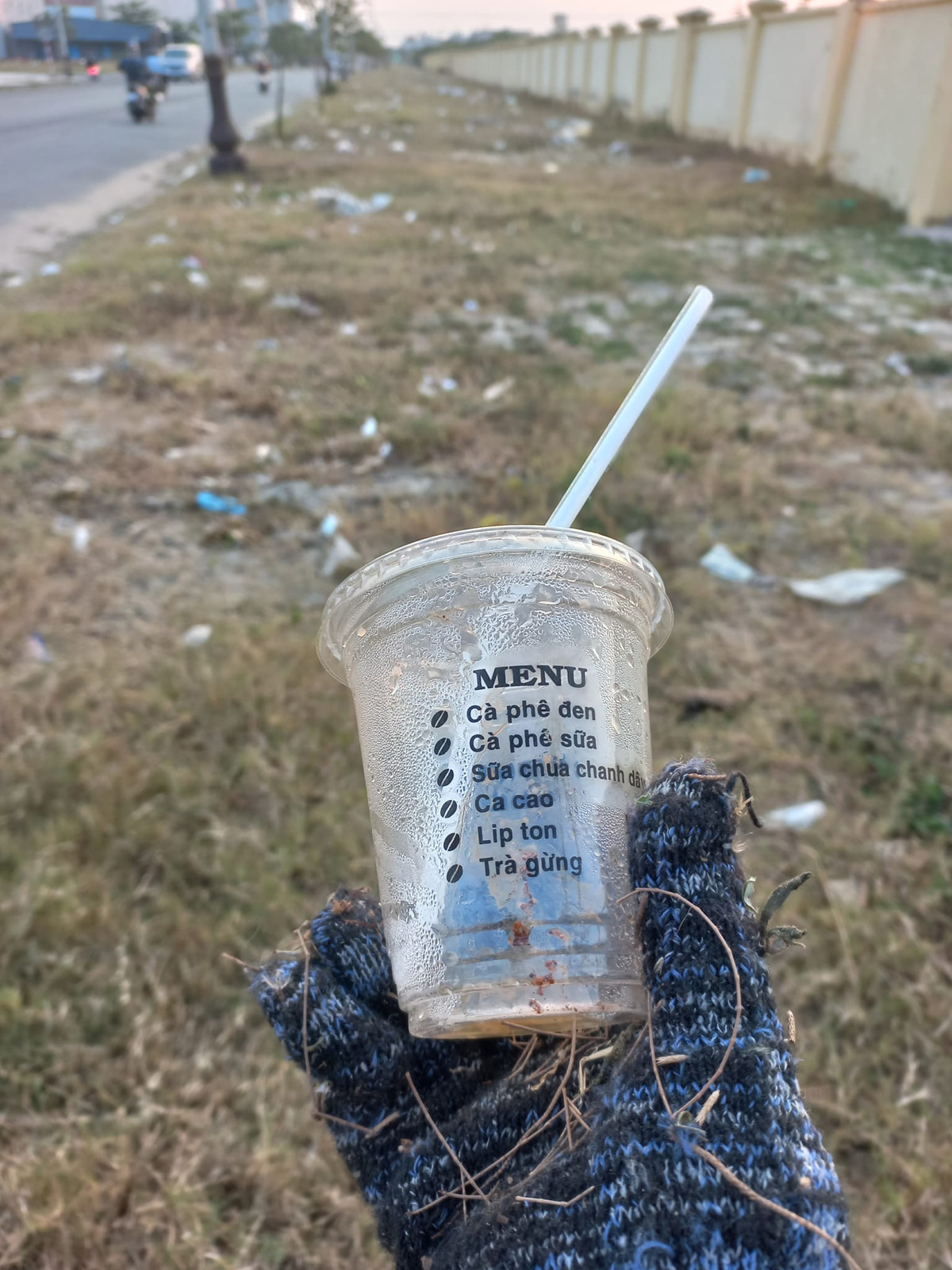 Với họ, câu chuyện dọn rác thải không chỉ là bảo vệ môi trường mà còn là hành trình giúp đỡ cộng đồng.