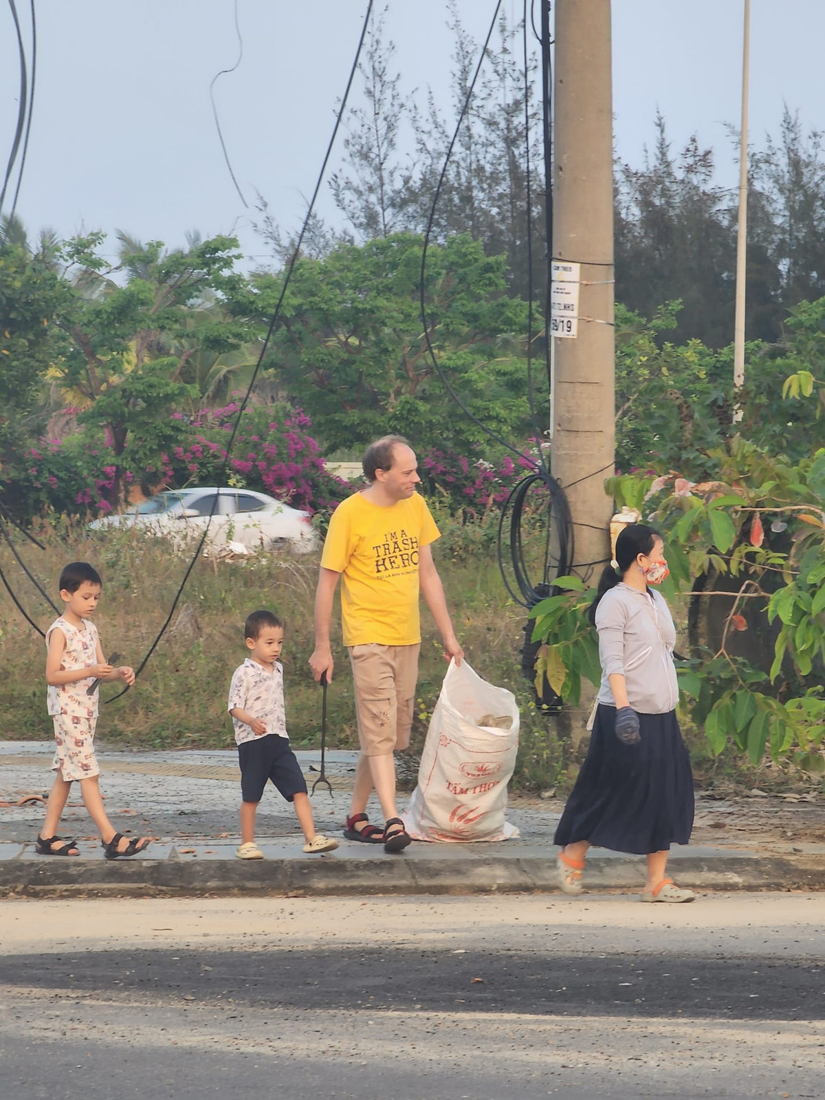 Thay vì đi chơi, mọi người lựa chọn đóng góp công sức nhỏ để bảo vệ môi trường và khiến ngày cuối tuần trở nên ý nghĩa hơn.