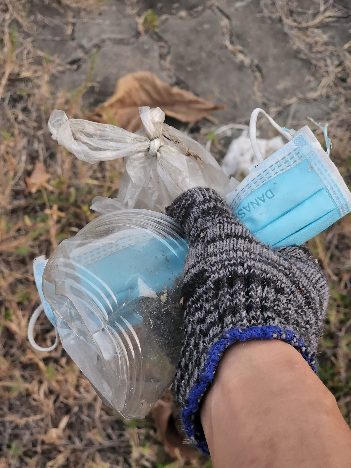 Hình ảnh những du khách nước ngoài kiên trì nhặt từng mảnh rác tại những con đường, bãi biển ở Đà Nẵng đã lan tỏa thông điệp bảo vệ môi trường tới cả người dân địa phương lẫn du khách khác.