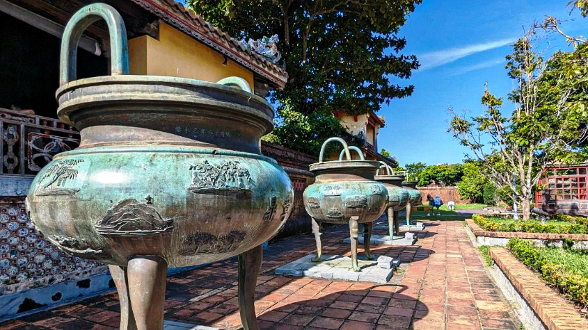 Những bản đúc trên Cửu đỉnh ở hoàng cung Huế được đánh giá là đỉnh cao của nghệ thuật đúc đồng và mỹ thuật dưới triều vua Minh Mạng.