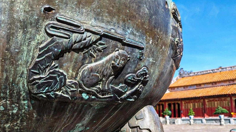 162 hình trên cửu đỉnh là 162 bức chạm độc lập, hoàn chỉnh, kết hợp điêu luyện giữa nghệ thuật đúc - chạm nổi đồ đồng của Việt Nam, giữa văn hóa dân gian và văn hóa bác học.