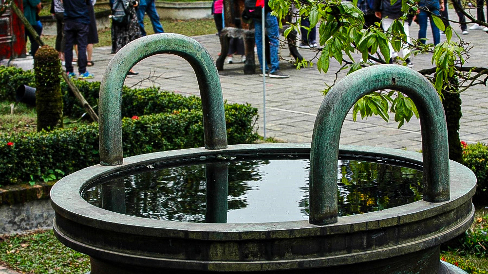 Để tạo nên những khuôn đúc chính xác, các nghệ nhân đã rất kì công trong việc lựa chọn loại đất sét phù hợp.