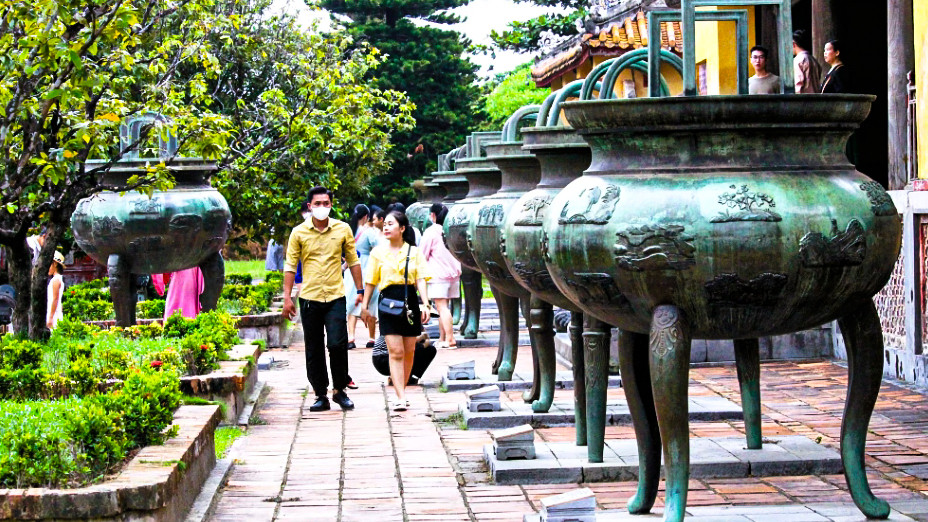 Cửu đỉnh là 9 cái đỉnh lớn bằng đồng đặt trước sân Thế Tổ Miếu, bên trong Hoàng cung Huế, được vua Minh Mạng ra lệnh chế tác, khởi công đúc từ năm 1835.