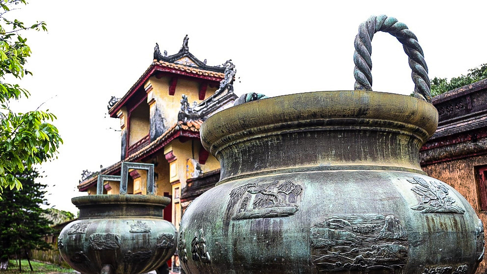 Các phù điêu trên thân đỉnh được tạo mẫu, làm khuôn từ trước và đúc liền khối.