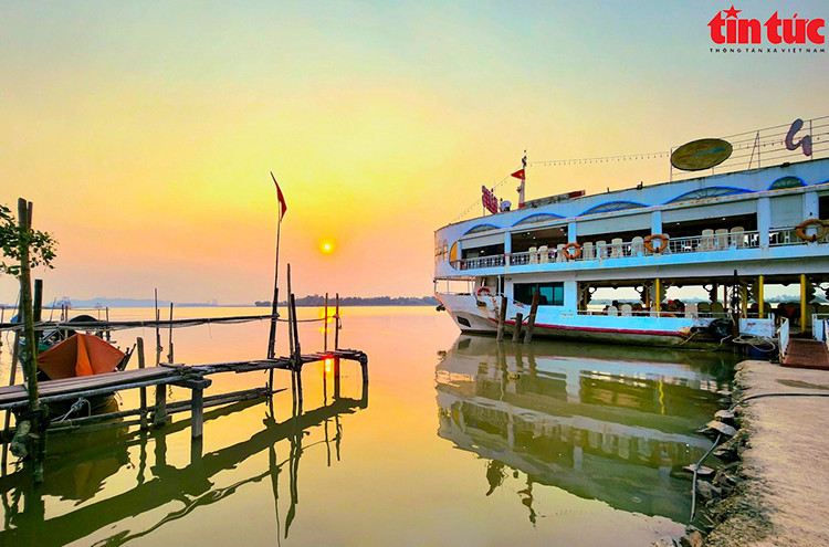 Theo sử sách ghi lại, xưa kia, tại bến Giang Đình, người dân trong vùng dựng một mái đình để đón Tể tướng Nguyễn Nghiễm (thân phụ Đại thi hào Nguyễn Du) về quê vinh quy bái tổ.