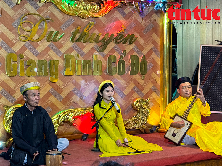 Đặc biệt khi ngồi trên du thuyền Giang Đình Cổ Độ, du khách còn được nghe những làn điệu ca trù, dân ca ví, giặm Nghệ Tĩnh