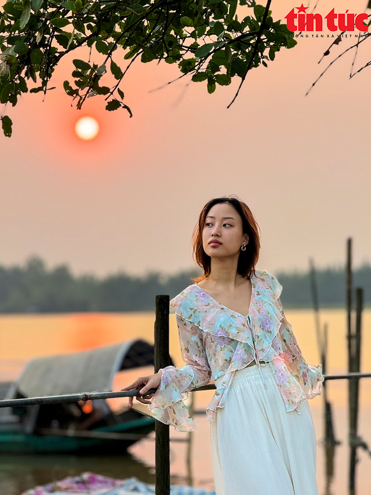 Rất đông du khách thập phương đã về với bến Giang Đình để hòa mình cùng phong cảnh sông nước hữu tình, thăm những di tích lịch sử và ghi lại những hình ảnh tuyệt đẹp này.