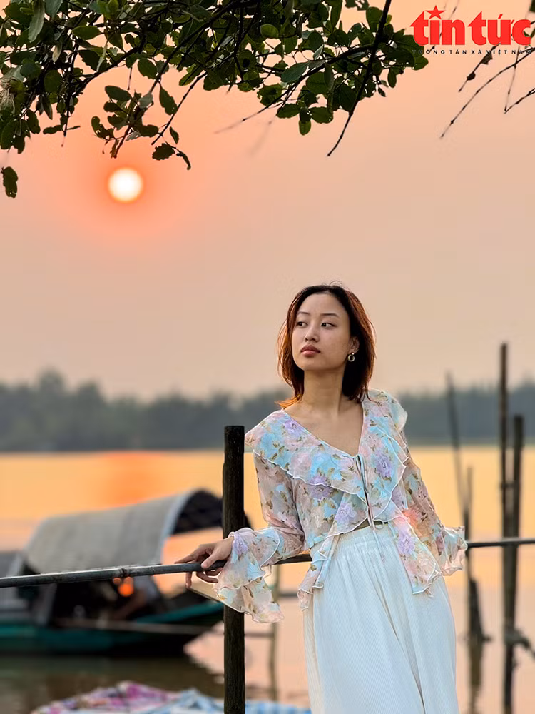 Rất đông du khách thập phương đã về với bến Giang Đình để hòa mình cùng phong cảnh sông nước hữu tình, thăm những di tích lịch sử và ghi lại những hình ảnh tuyệt đẹp này.