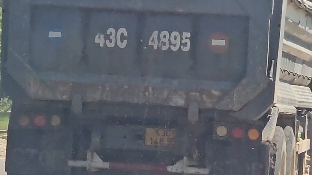 Đây là nguyên nhân bụi mù mịt, gây ô nhiễm môi trường cũng như ảnh hưởng nghiêm trọng đến người và phương tiện khi tham gia giao thông trên quốc lộ 14B.