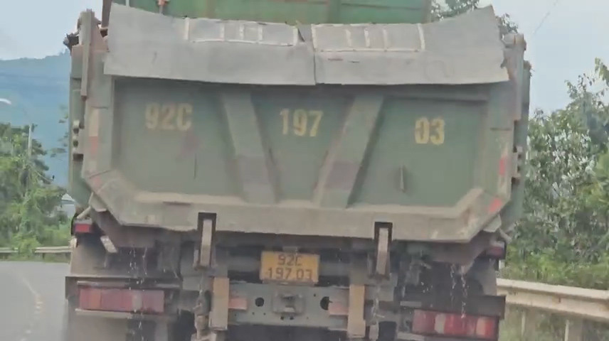 Trước việc xe chở cát ướt chảy nước xuống đường, gây bụi bặm, ảnh hưởng cho người tham gia giao thông cũng như tiềm ẩn nguy cơ gây tai nạn cho người tham gia giao thông trên Quốc lộ 14B.