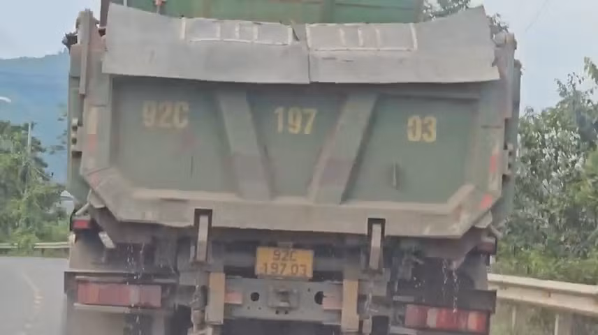 Trước việc xe chở cát ướt chảy nước xuống đường, gây bụi bặm, ảnh hưởng cho người tham gia giao thông cũng như tiềm ẩn nguy cơ gây tai nạn cho người tham gia giao thông trên Quốc lộ 14B.