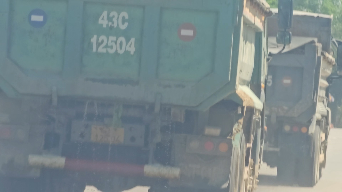 Anh N. H.T ngày nào cũng đi qua khu vực Quốc lộ 14B cho biết “ Xe chở cát ướt chảy nước xuống đường, chạy nối đuôi nhau rất nguy hiểm vì khi chạy, cát và nước rơi xuống có thể bay vào mắt bất cứ lúc nào. Tôi mong lực lượng chức năng vào cuộc xử lý triệt để”.