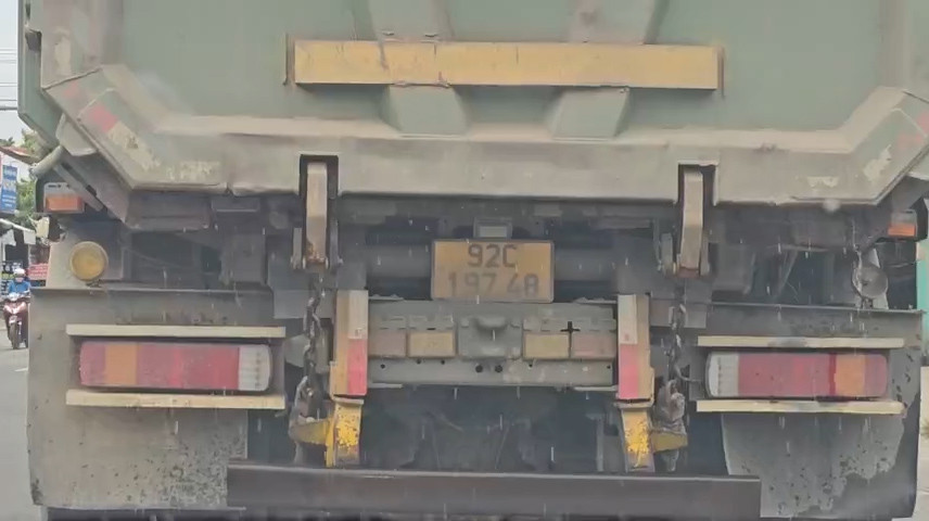 Điều đáng nói, các xe chở cát ướt chảy nước tràn xuống đường này phần lớn chạy qua trạm cảnh sát giao thông cửa ô Hoà Nhơn, nhưng khi phóng viên ghi hình 3 ngày thì không thấy lực lượng CSGT xử lý những xe có dấu hiệu vị phạm.