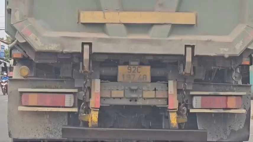 Điều đáng nói, các xe chở cát ướt chảy nước tràn xuống đường này phần lớn chạy qua trạm cảnh sát giao thông cửa ô Hoà Nhơn, nhưng khi phóng viên ghi hình 3 ngày thì không thấy lực lượng CSGT xử lý những xe có dấu hiệu vị phạm.