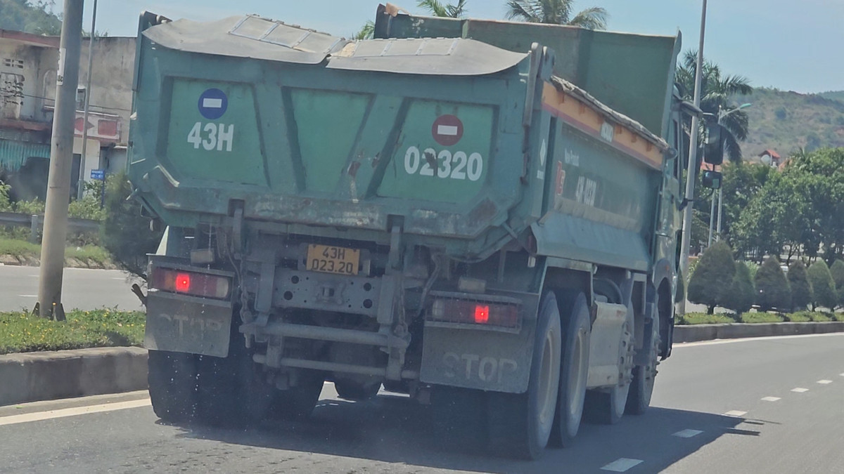Theo quan sát của phóng viên cũng như thiết bị ghi hình chuyên nghiệp, xe mang biển kiểm soát 43H 049.89, 43H 028.44, 92C 197.03, 43H 02320, 92C 197.48, 43C 145.68, 43C 148.95, 43C 125.04… chở cát ướt chảy nước lai láng xuống đường.