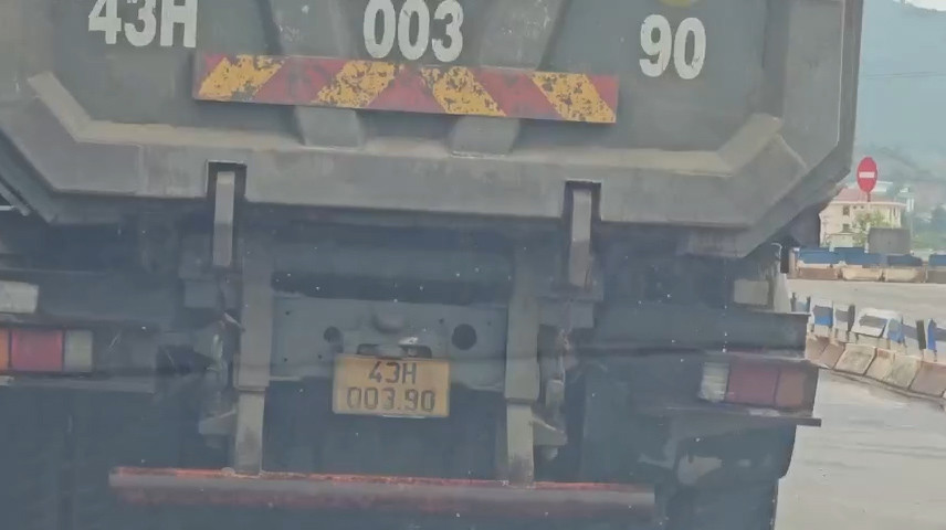 Điều đáng nói, với lưu lượng phương tiện tham gia giao thông trên Quốc lộ 14B ngày càng đông, nguy cơ gây mất an toàn giao thông nghiêm trọng. Người dân tham gia giao thông rất bức xúc tình trạng xe chở cát chảy nước tái diễn ngày càng nhiều hơn.