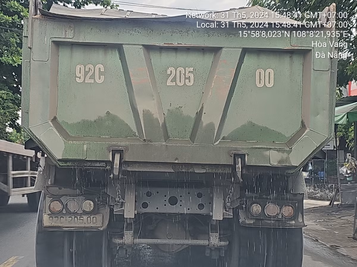 Phóng viên chúng tôi đã chủ động cung cấp hình ảnh xe có dấu hiệu vi phạm cụ thể đến Trưởng phòng cảnh sát giao thông TP. Đà Nẵng Phan Ngọc Truyền.