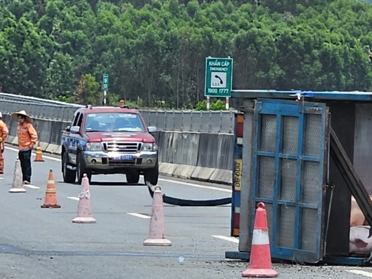 Nhận được tin báo, lực lượng chức năng đã đến hiện trường điều tiết giao thông, hỗ trợ tài xế khắc phục hậu quả.