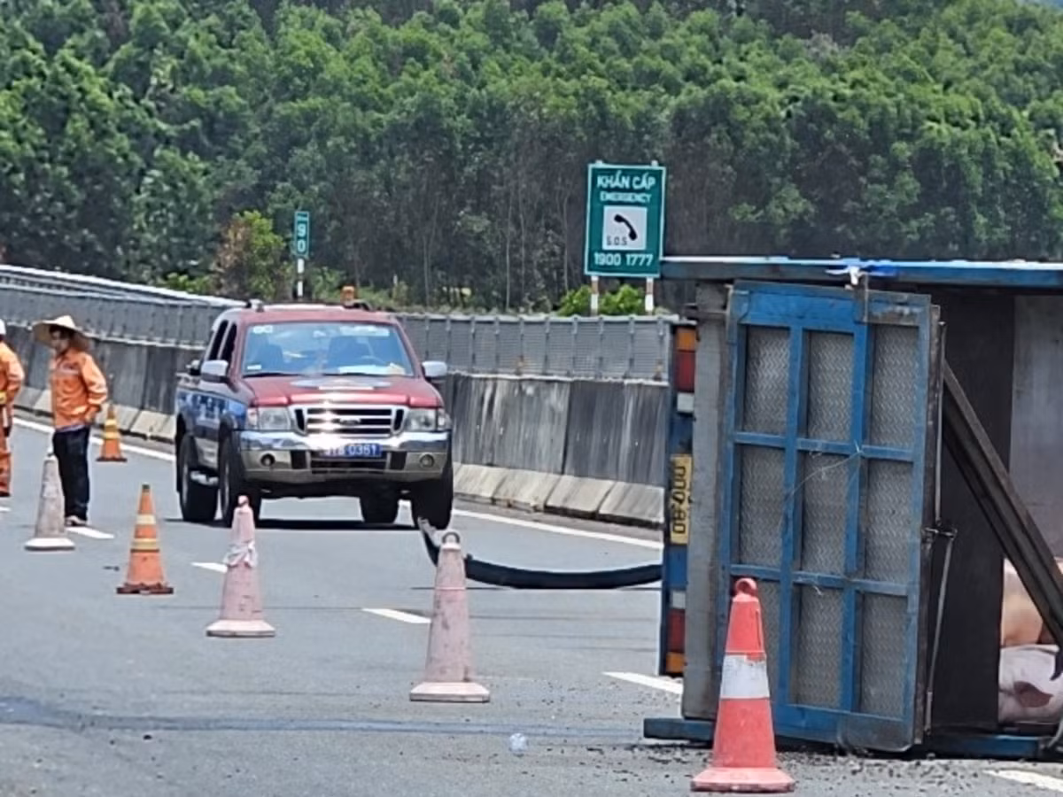 Nhận được tin báo, lực lượng chức năng đã đến hiện trường điều tiết giao thông, hỗ trợ tài xế khắc phục hậu quả.