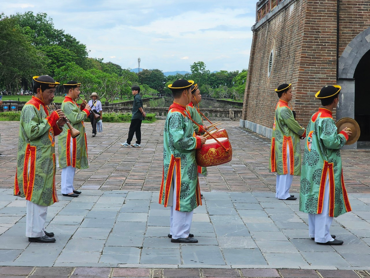 Chị Phương Anh đến từ Hà Nội vui vẻ cho biết "Đây là lần đầu tiên các bé nhà mình được xem nghi lễ đổi gác của các lính canh thời nhà Nguyễn nên rất thích. May mà đoàn mình vừa đến kịp đề xem, còn được chụp hình nữa".