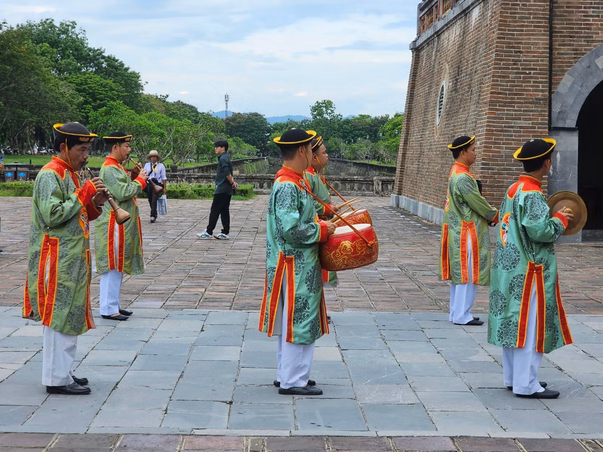 Chị Phương Anh đến từ Hà Nội vui vẻ cho biết "Đây là lần đầu tiên các bé nhà mình được xem nghi lễ đổi gác của các lính canh thời nhà Nguyễn nên rất thích. May mà đoàn mình vừa đến kịp đề xem, còn được chụp hình nữa".