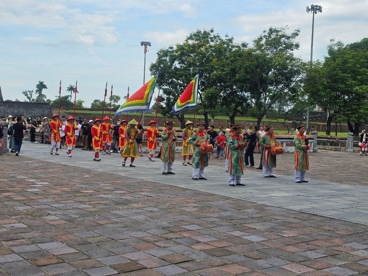 Đến tham quan Đại Nội, ngoài việc được chiêm ngưỡng vẻ đẹp cổ kính và đồ sộ của Hoàng thành Huế, du khách còn được chứng kiến buổi lễ đổi gác độc đáo.