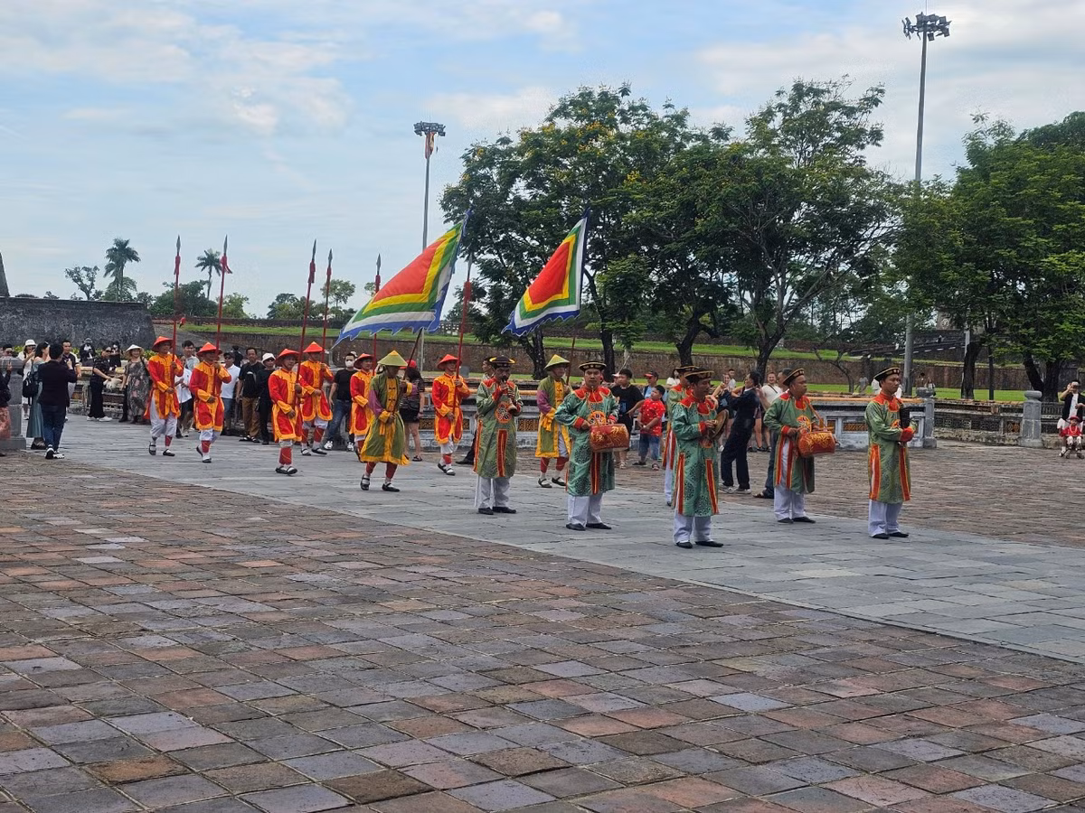 Đến tham quan Đại Nội, ngoài việc được chiêm ngưỡng vẻ đẹp cổ kính và đồ sộ của Hoàng thành Huế, du khách còn được chứng kiến buổi lễ đổi gác độc đáo.