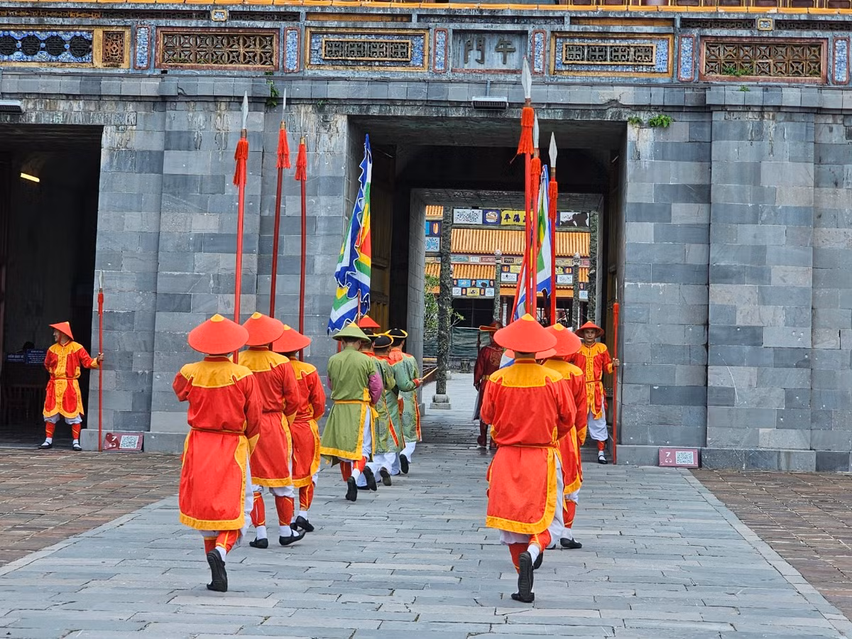 Đến giờ, các tốp lính sẽ tiến hành nghi lễ đổi gác, thay phiên nhau hoàn thành nhiệm vụ trong ngày.