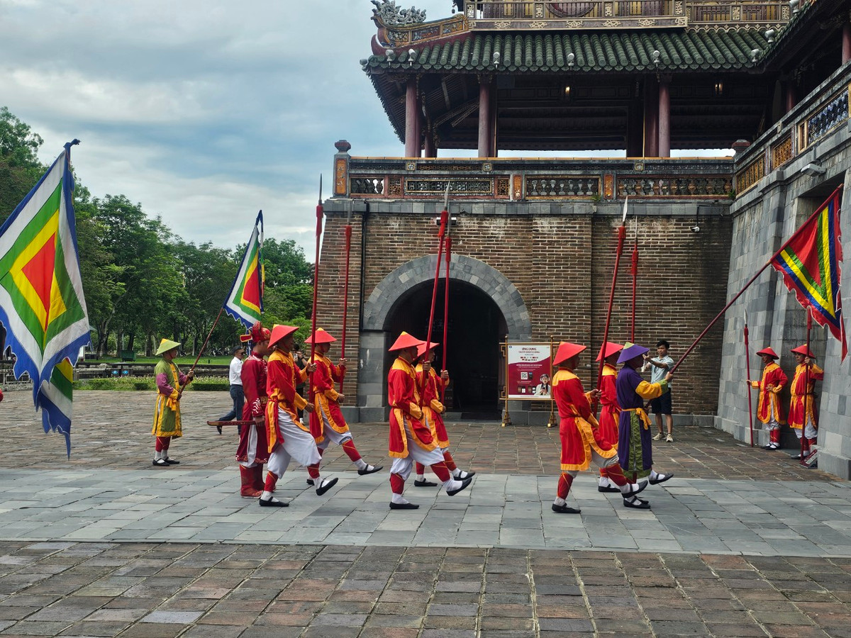 Nghi lễ này được diễn ra đều đặn vào lúc 8h30 sáng hàng ngày tại Ngọ Môn.