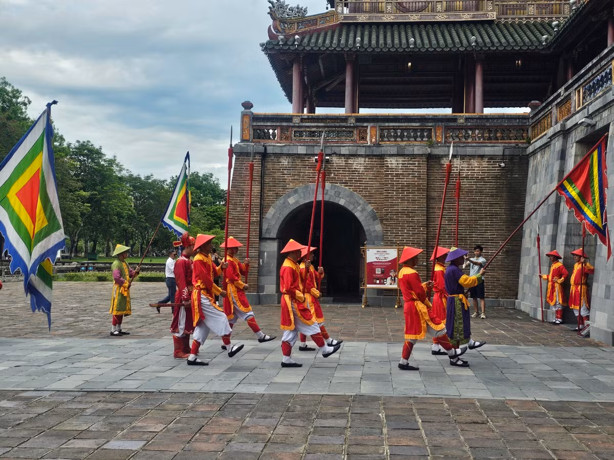 Nghi lễ này được diễn ra đều đặn vào lúc 8h30 sáng hàng ngày tại Ngọ Môn.