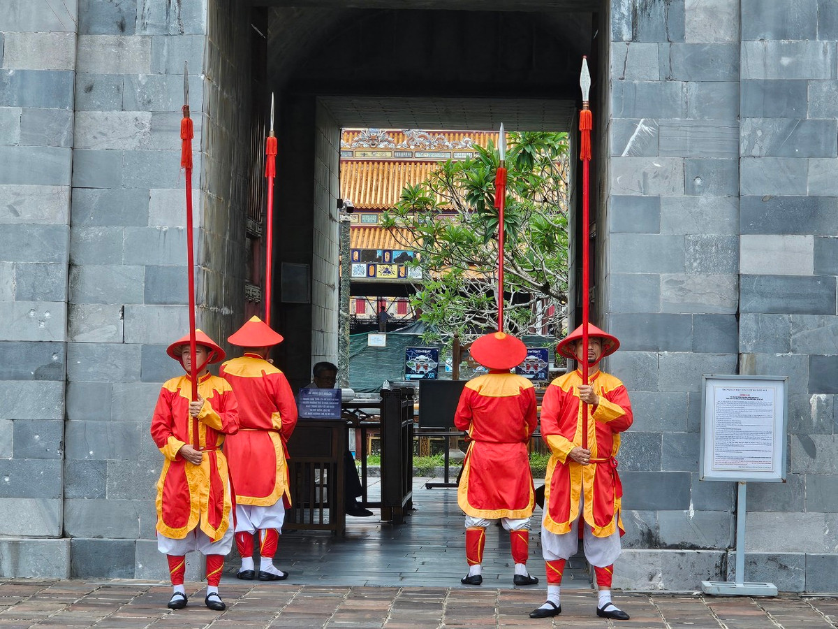 Theo cuốn Khâm đinh Đại Nam Hội điển Sự lệ, dưới triều Nguyễn việc canh gác và thay phiên nhau của lính được quy định chặt chẽ: “Phàm lính túc vệ ở cung cấm và lính thủ vệ ở các cửa Tử cấm thành, Hoàng thành, đến phiên canh mà không canh gác (người đã hết phiên canh rồi) tự tiện thay thế cho mình cả người đi thay thế ấy, đều phải phạt 60 trượng. Đem người không phải là lính túc vệ , thủ vệ mạo danh mình tự tiện thay thế với nhau, cả người đi thay thế ấy, đều phải phạt 100 trượng. Nếu là quan viên, đều phải gia nặng lên một bậc..."