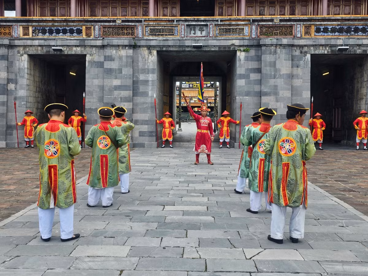 Dưới triều Nguyễn, trong Kinh thành luôn có hai lực lượng quân lính làm nhiệm vụ canh gác và tuần tra.