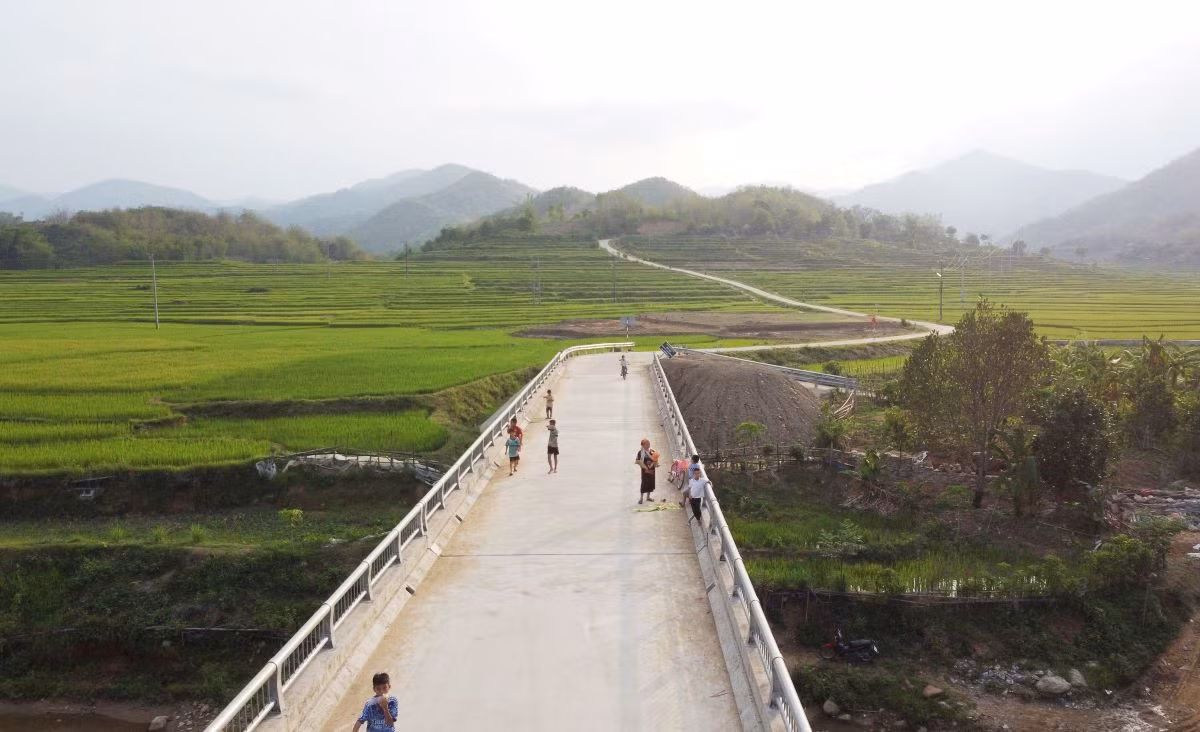 Mỗi khi chiều buông, người dân, trẻ nhỏ miền biên giới Mường Lát lại thỏa sức vui đùa, dạo chơi trên con đường dài tít tắp, với hai bên là ruộng lúa rộng mênh mông. Ảnh: Quách Du