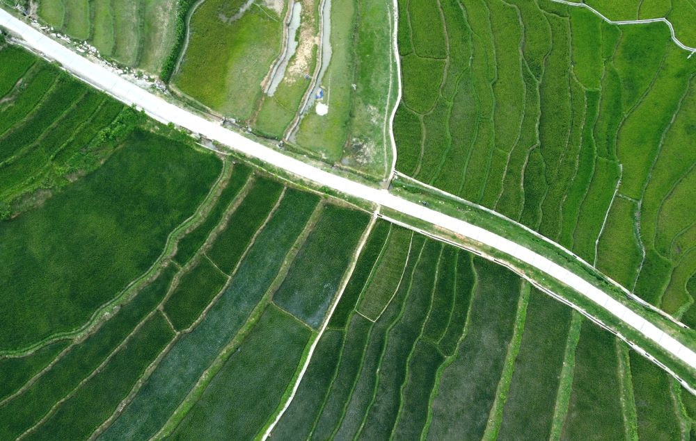 Bao quanh là những ngồi làng nép mình bên sườn núi, tạo nên một bức tranh sơn thủy hữu tình.