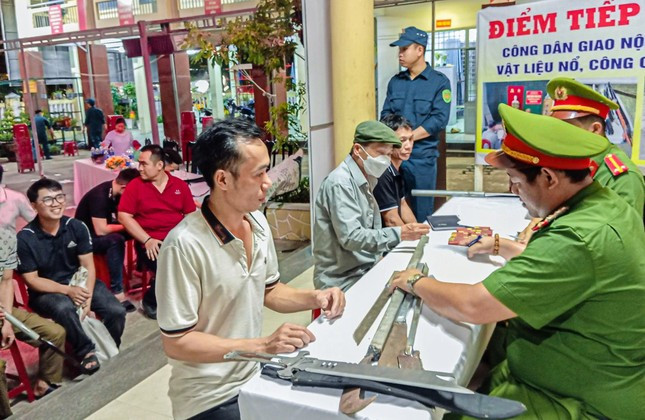 Đào móng xây nhà, “tá hỏa” phát hiện hơn 20 viên đạn - Hình 2 Dao mong xay nha, “ta hoa” phat hien hon 20 vien dan-Hinh-2