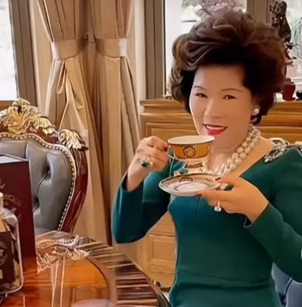 Trung Quoc khoa tai khoan MXH cua nhung nguoi hay pho truong su giau co-Hinh-2