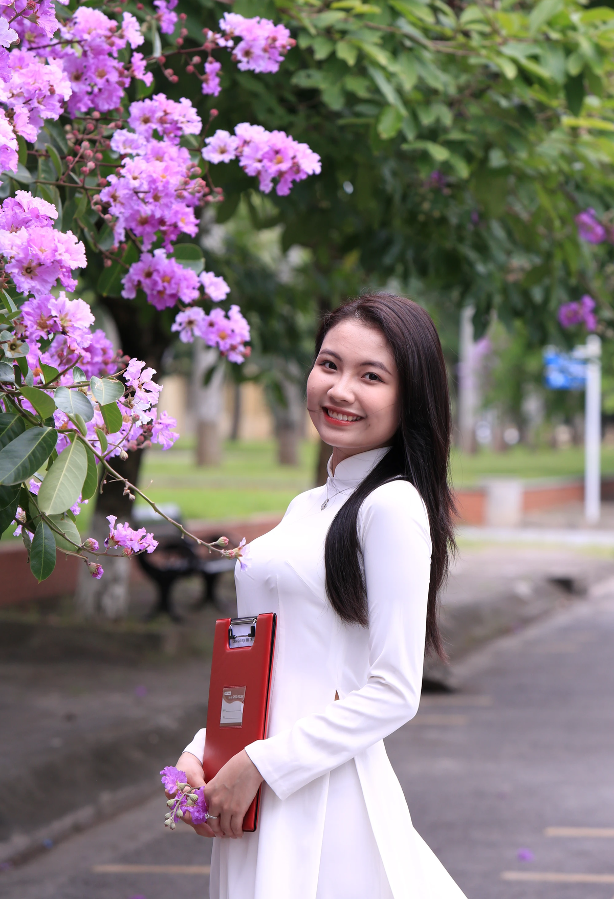 Vì thế những ngày qua, nhiều sinh viên Đại học Hồng Đức, Thanh Hóa cũng tranh thủ lưu lại những khoảnh khắc đẹp năm tháng tuổi thanh xuân.