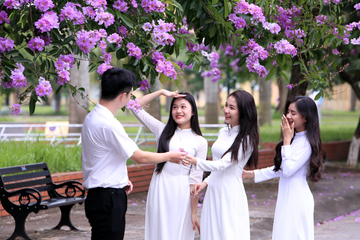 Khi bằng lăng nở rộ cũng là thời điểm giới trẻ xứ Thanh lại có dịp lưu lại những khoảnh khắc đẹp nhất của tuổi thanh xuân.