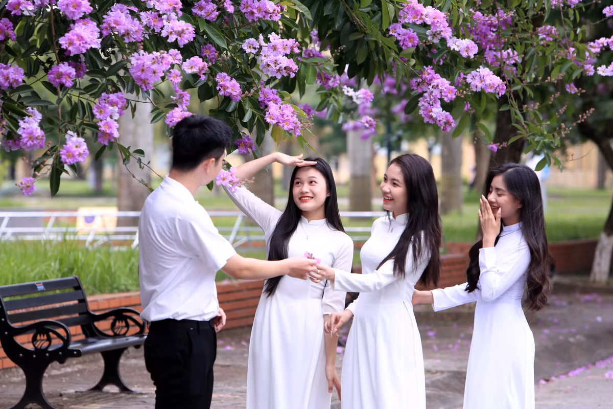 Khi bằng lăng nở rộ cũng là thời điểm giới trẻ xứ Thanh lại có dịp lưu lại những khoảnh khắc đẹp nhất của tuổi thanh xuân.