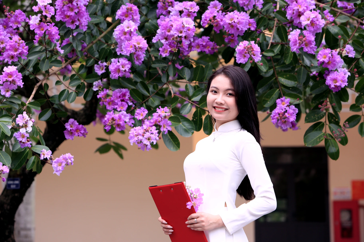 Nhiều bạn trẻ lưu lại khoảnh khắc thanh xuân đẹp nhất về hoa bằng lăng.