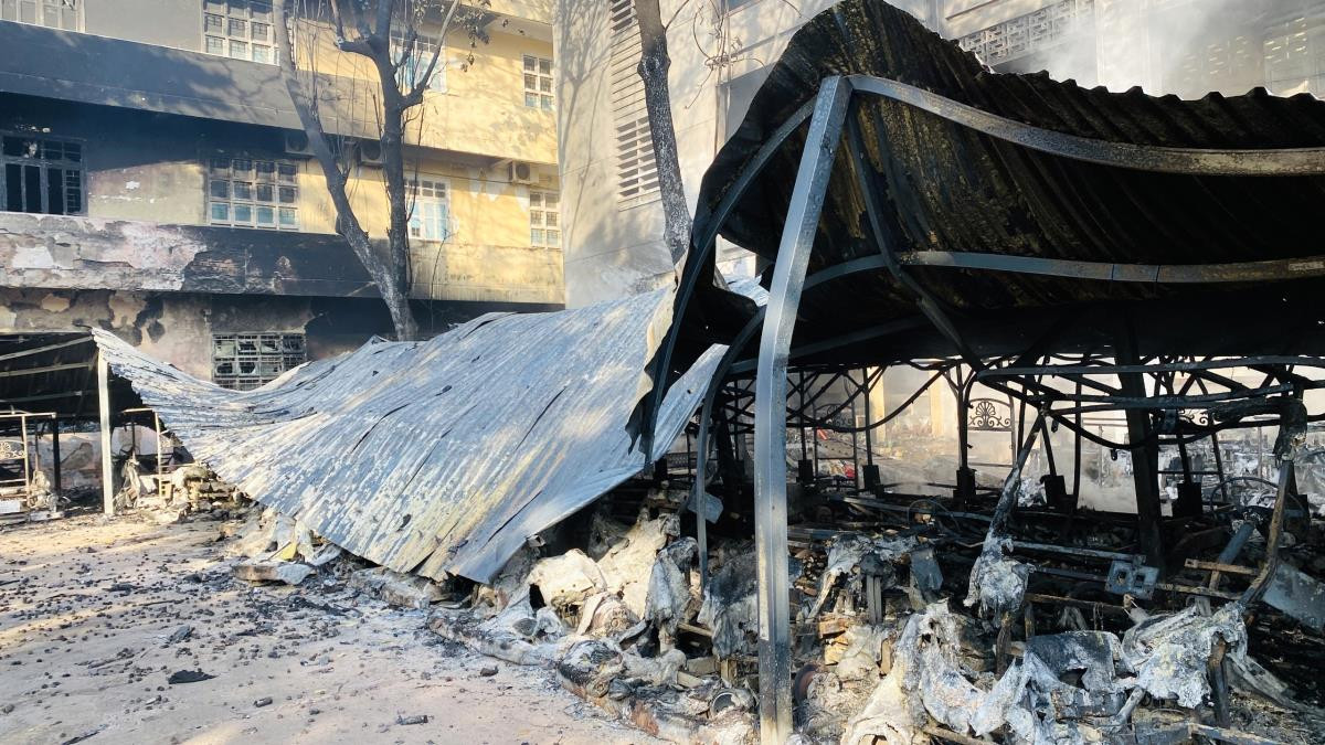 Vụ cháy còn khiến một số dãy phòng của Trường Cao đẳng Điện lực miền Trung bị cháy xém. Nguyên nhân vụ cháy đang được tiếp tục điều tra, làm rõ.