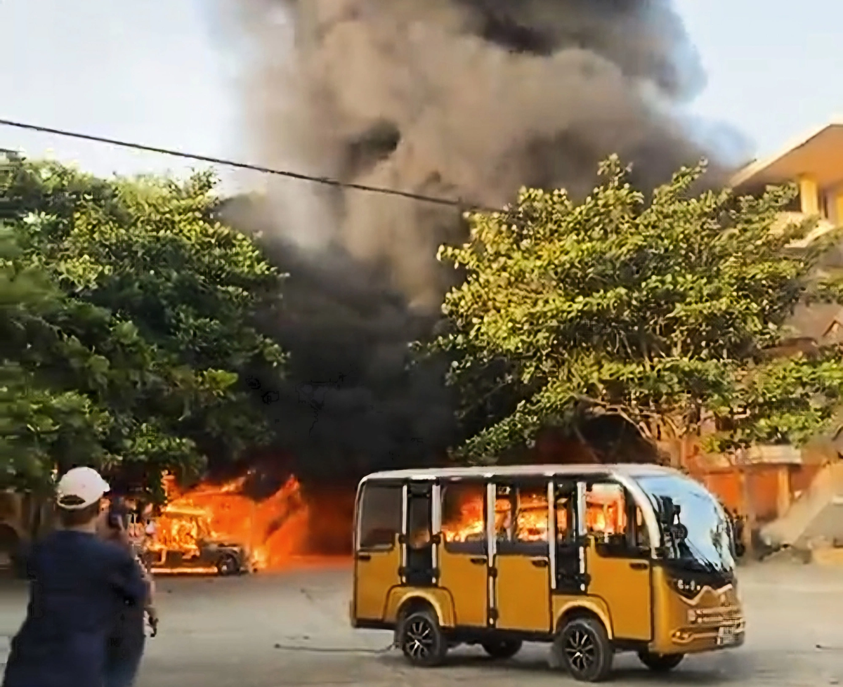 Ngọn lửa nhanh chóng bùng phát dữ dội ở khu nhà đậu xe trong Trường và được bảo vệ của Trường phát hiện.