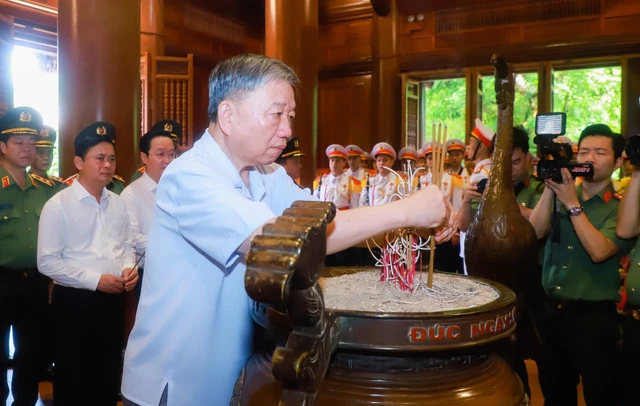 Bo truong To Lam dang huong tuong niem Chu tich Ho Chi Minh-Hinh-2