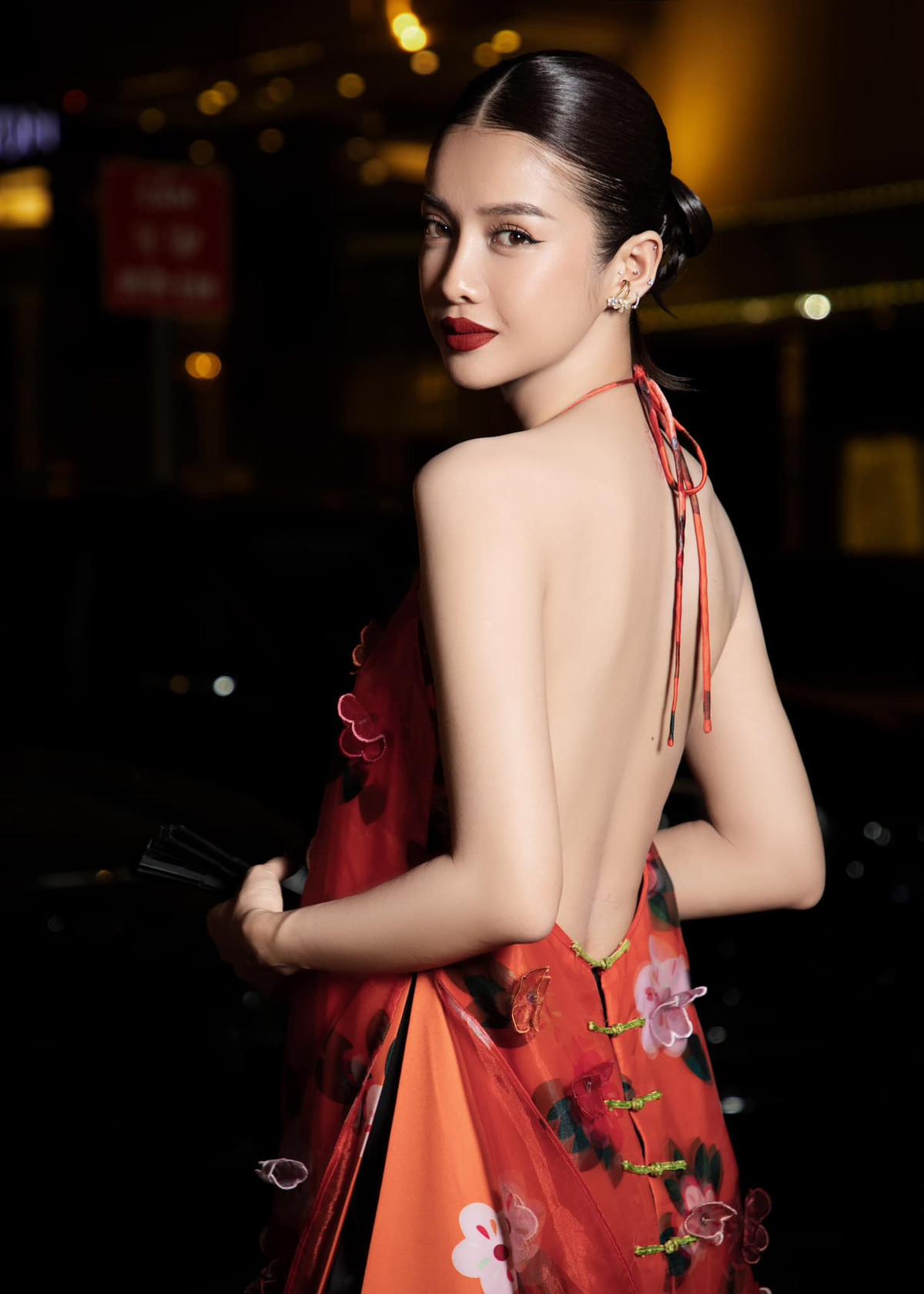 Bên cạnh việc đóng phim, người đẹp cũng tham gia nhiều MV ca nhạc, đóng quảng cáo, làm người mẫu ảnh.