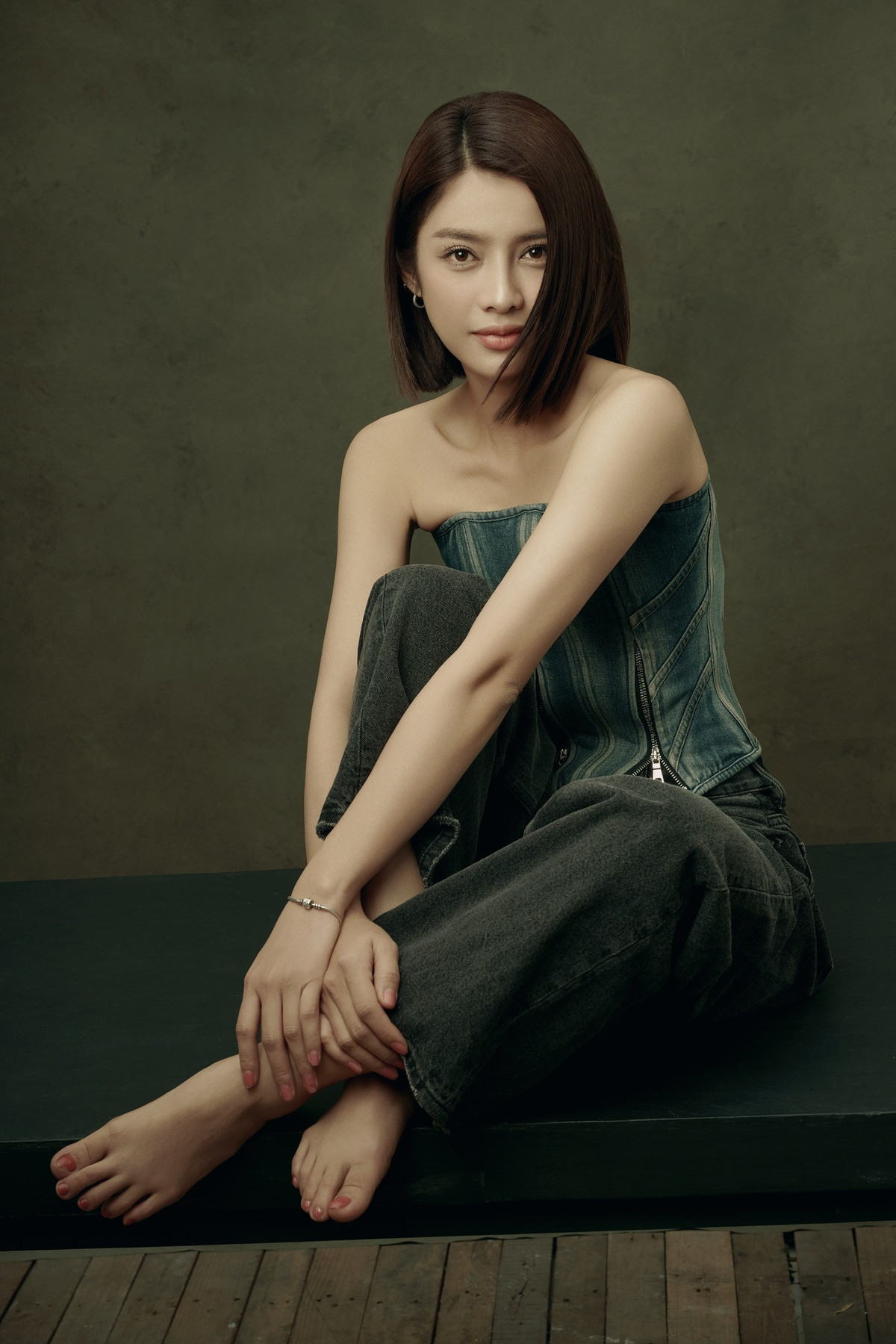 "Tôi mất ngủ vì lo lắng nhưng cũng vui vì được làm việc với một người thực lực như anh Đam. Đó là cơ hội để tôi học hỏi về diễn xuất. Trước khi bấm máy, mọi người dặn tôi chuẩn bị tâm lý khi làm việc với anh Đam bởi đây là diễn viên biến hóa, khó đoán. Nhưng khi quay phim, tôi thấy anh Đam rất tốt, luôn chỉ cho tôi cách thể hiện vai diễn tốt nhất'', Trình Mỹ Duyên nói.