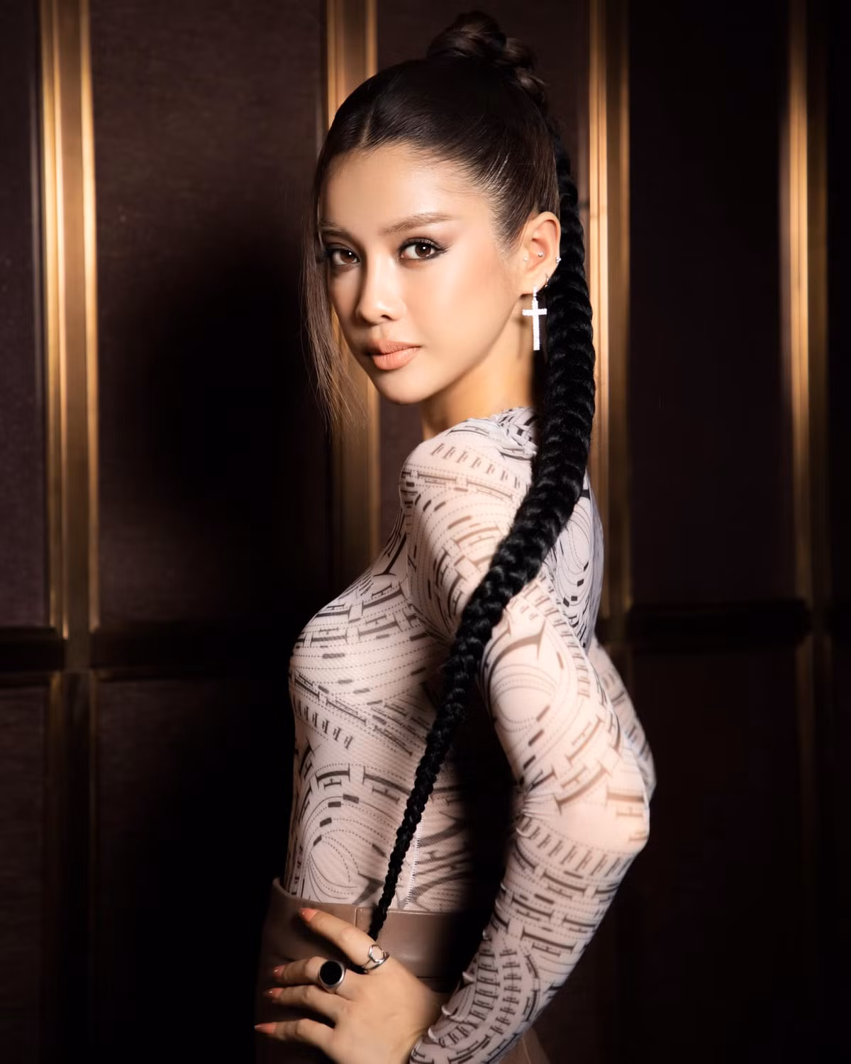 Trình Mỹ Duyên từng tham gia Hoa hậu Hoàn vũ Việt Nam 2017 rồi bất ngờ chuyển hướng sang đóng phim. Cô sở hữu gương mặt xinh đẹp, vóc dáng cân đối, gợi cảm.