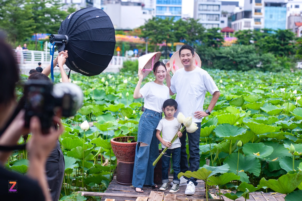 Một gia đình người Nhật Bản ghi lại hình ảnh kỷ niệm trước khi về nước. Đơn vị thực hiện bộ ảnh cho biết sau nhiều năm sinh sống tại Việt Nam, gia đình này quyết định ghi lại một bộ ảnh ở các địa điểm ý nghĩa ở Hà Nội để làm kỷ niệm.