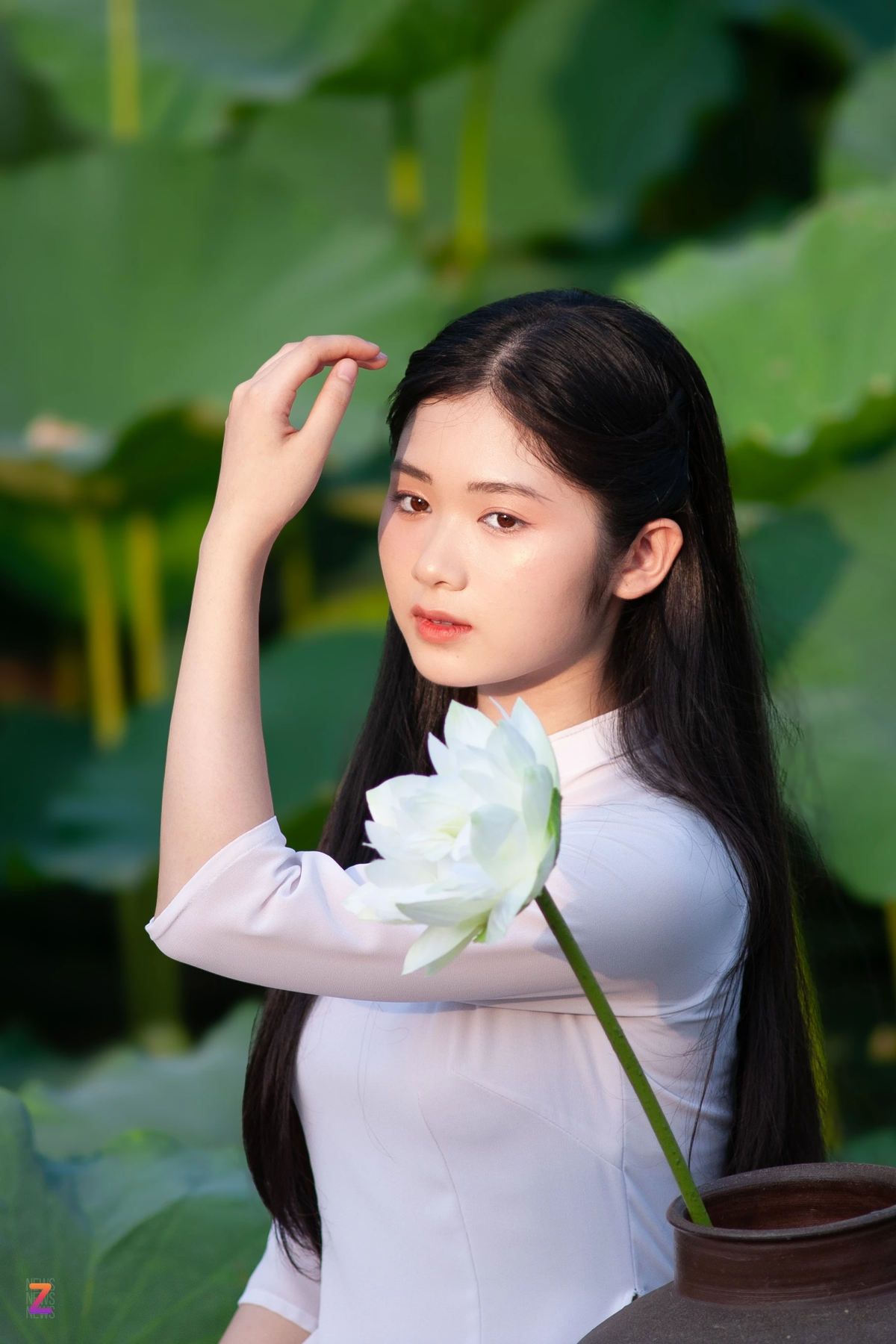 "Hoa sen là một loài hoa rất thân quen với người dân Việt Nam, mang nhiều ý nghĩa đẹp đẽ nên tôi lựa chọn trang phục nón và áo dài để chụp ảnh cho phù hợp nhất. Hoa chưa nở rộ nên địa điểm không quá đông, tôi có thể thoải mái lựa chọn vị trí mong muốn", Thùy Linh chia sẻ thêm.