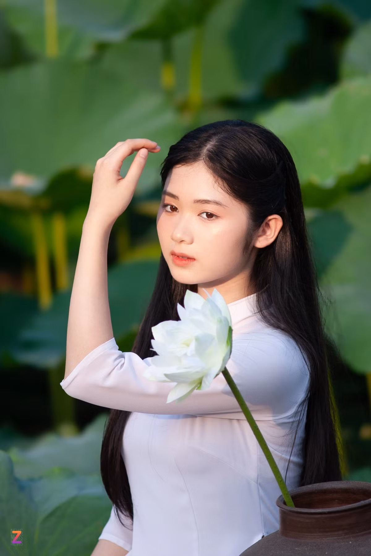 "Hoa sen là một loài hoa rất thân quen với người dân Việt Nam, mang nhiều ý nghĩa đẹp đẽ nên tôi lựa chọn trang phục nón và áo dài để chụp ảnh cho phù hợp nhất. Hoa chưa nở rộ nên địa điểm không quá đông, tôi có thể thoải mái lựa chọn vị trí mong muốn", Thùy Linh chia sẻ thêm.