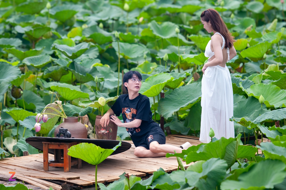 Chỉ mới đầu mùa sen, nhưng nhiều thợ ảnh chia sẻ đã có thể kiếm tiền triệu mỗi ngày thông qua dịch vụ chụp thuê này. Nhiều thợ ảnh tận tình hướng dẫn khách hàng cách tạo dáng sao cho phù hợp nhất với khung cảnh đầm sen.